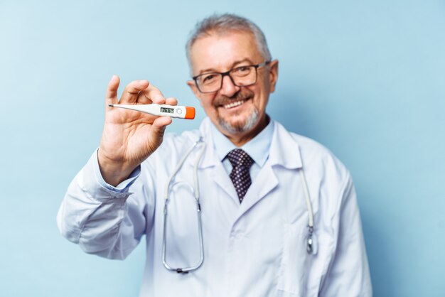 Un médecin joyeux posant et souriant à la caméra