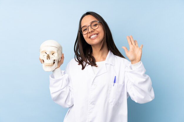 Médecin Légiste Femme Saluant Avec La Main Avec Une Expression Heureuse