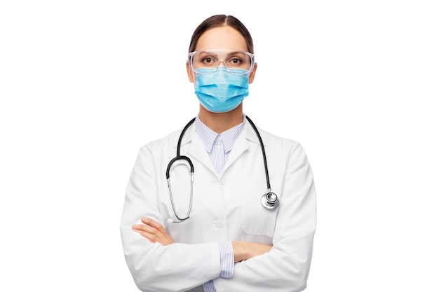 une médecin en lunettes de protection et un masque médical