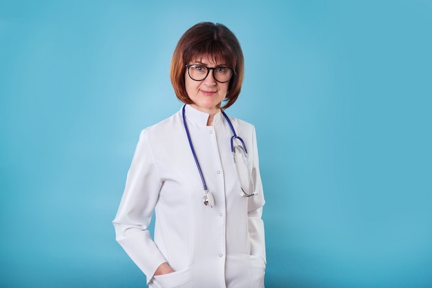 Médecin avec lunettes et stéthoscope sur fond bleu