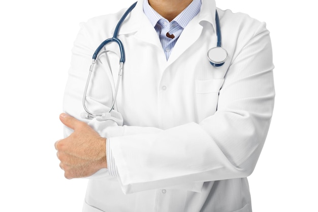 Médecin avec les mains croisées et stéthoscope isolé sur fond blanc gros plan