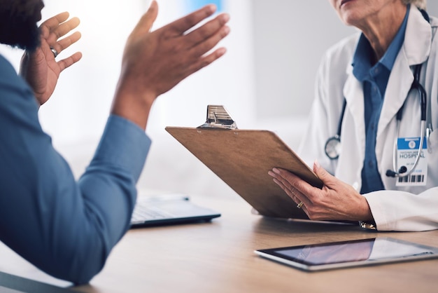 Médecin des mains et presse-papiers pour la consultation des patients conseils de soins de santé et services cliniques