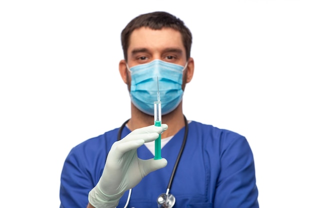 médecin masculin avec un masque et des gants avec une seringue