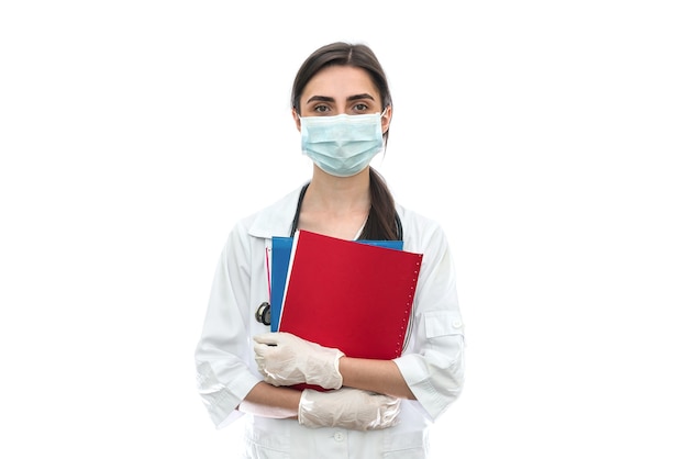 Médecin en masque avec documents isolés