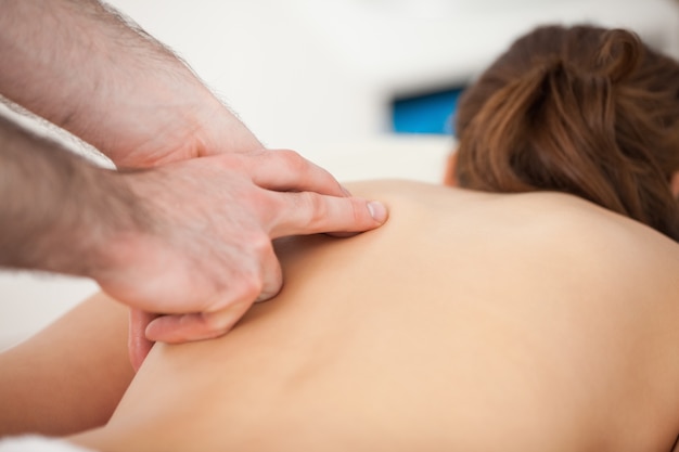 Médecin massant son patient en utilisant seulement deux doigts