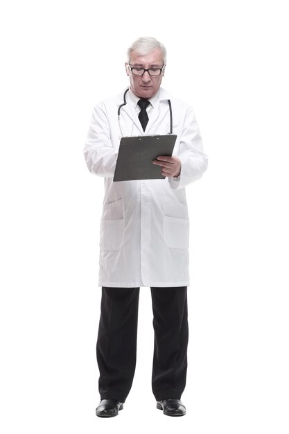 Médecin mature qualifié avec presse-papiers isolé sur fond blanc