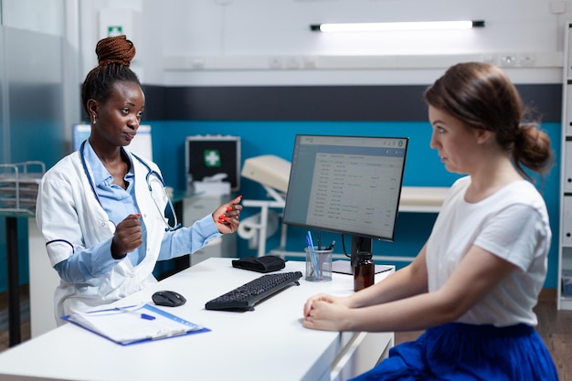 Médecin médecin afro-américain discutant avec un patient malade