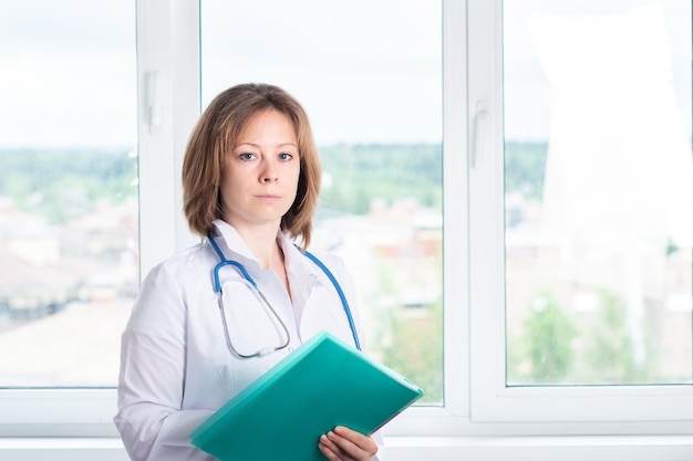 Médecin médecin à la clinique médicaleconcept de santé et de médecine