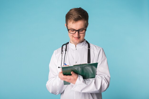 Médecin médecin homme sur fond bleu clinique.