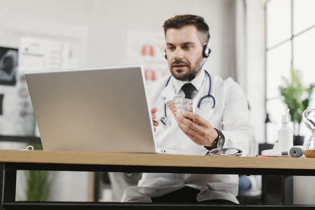 Médecin menant une conférence en ligne sur divers médicaments