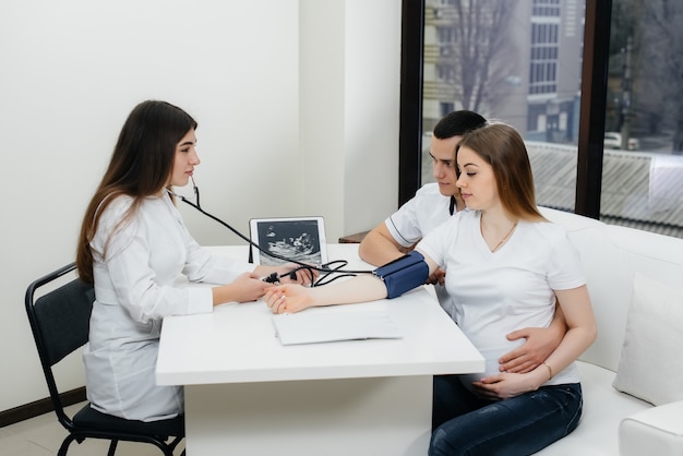 Le médecin mesure la pression d'une femme enceinte à la clinique. Grossesse et soins de santé