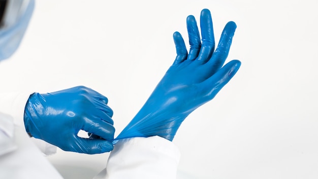 médecin mettant des gants de protection