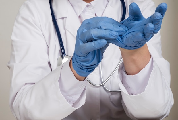 Médecin, mettre des gants en caoutchouc sur le lieu de travail