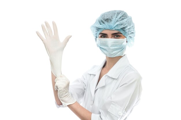 Médecin, mettre des gants isolés sur blanc