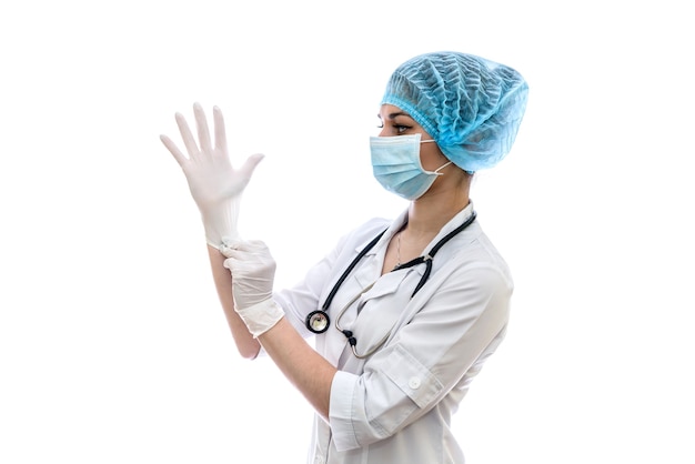 Médecin, mettre des gants de protection isolés sur blanc