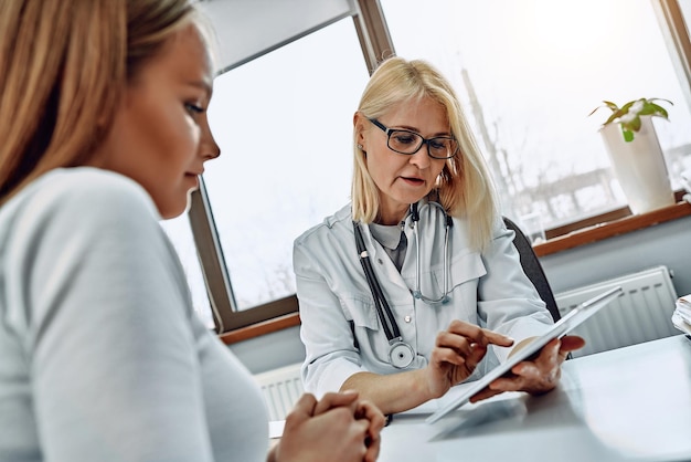 Médecin montrant les résultats des tests des patients au bureau Mise au point sélective Vue rapprochée