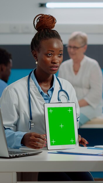 Photo une médecin montrant une tablette numérique