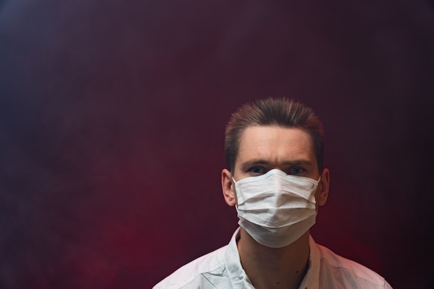 Le médecin montre qu'il est nécessaire d'utiliser un masque respiratoire en cas d'épidémie