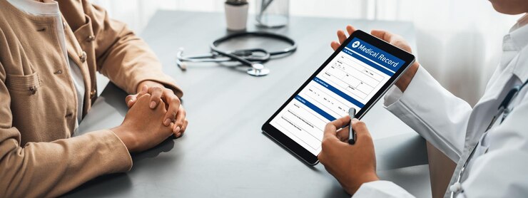 Photo le médecin montre le rapport de diagnostic médical sur tablette au jeune patient néotérique