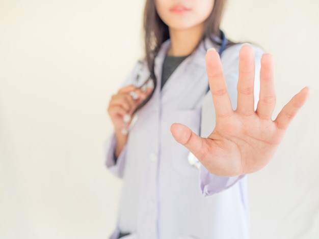 médecin montre soupir à la main pour arrêter