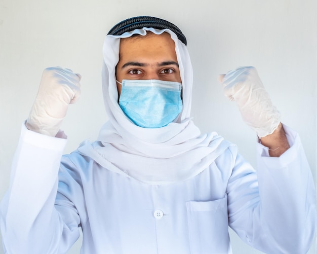 Médecin musulman arabe portant un masque avec des produits d'hygiène