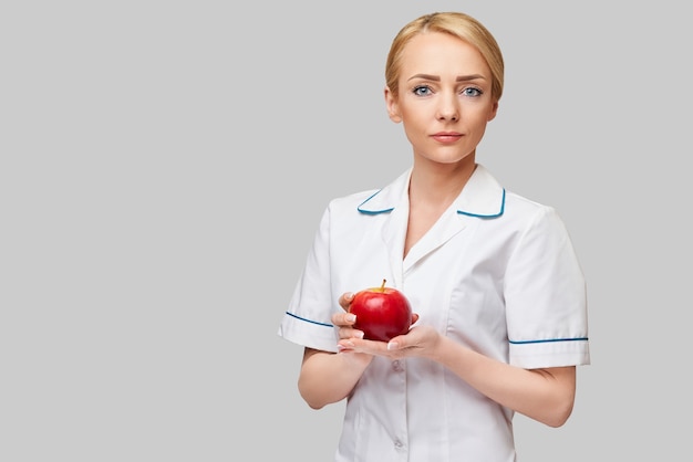 Médecin nutritionniste concept de mode de vie sain - tenant une pomme rouge biologique