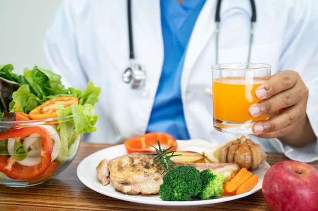 Médecin nutritionniste avec divers légumes frais sains pour le patient