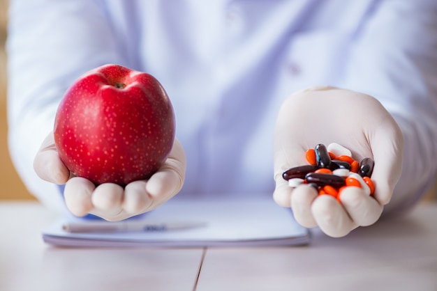 Médecin offrant le choix entre santé et vitamines