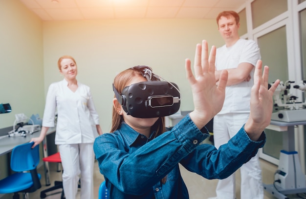 Un Médecin En Ophtalmologie Vérifie La Vision De La Fille à L'aide De Lunettes De Réalité Virtuelle.