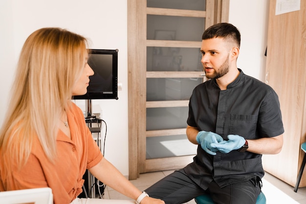 Un médecin ORL explique les causes des difficultés respiratoires du patient Consultation d'une femme avec un oto-rhino-laryngologiste dans une clinique médicale