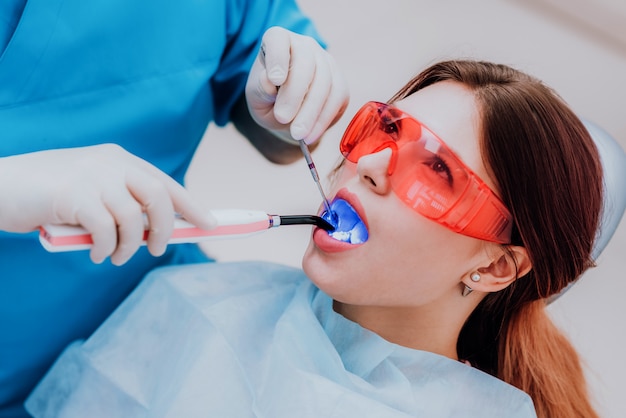 Un médecin orthodontiste examine le patient après s'être brossé les dents