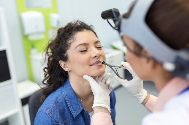 Médecin oto-rhino-laryngologiste vérifiant le nez avec l'otoscope du patient à l'hôpital Congestion nasale sinusite concept d'allergie