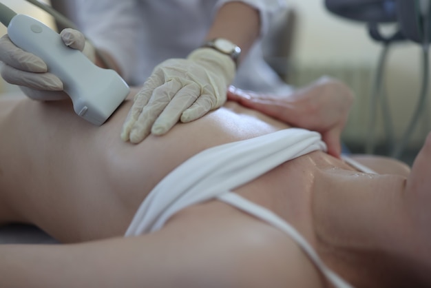 Un médecin ouziste procède à un examen médical des glandes mammaires d'une femme