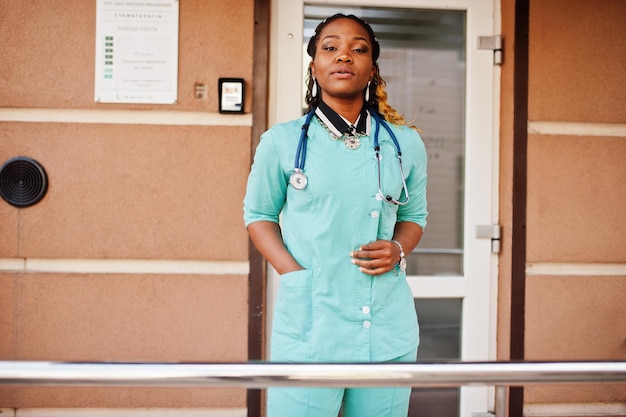 Médecin paramédical femme afro-américaine