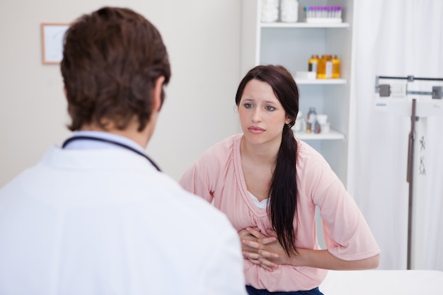 Médecin parlant avec le patient