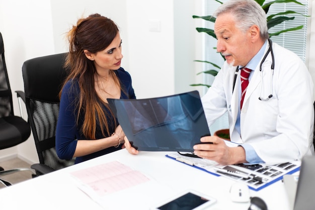 Médecin parlant à son patient