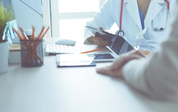 Un médecin parle et examine un patient