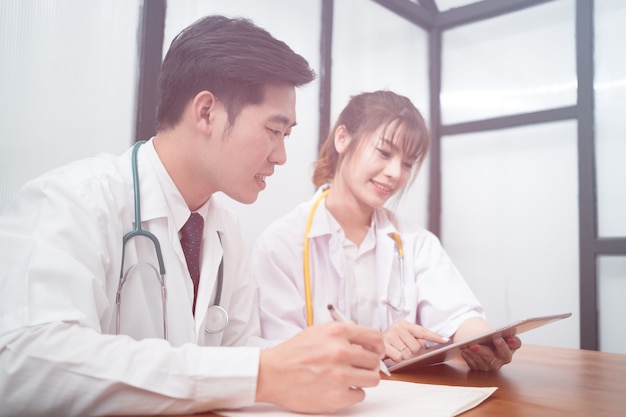 Le médecin parle de traitement pour les patients.