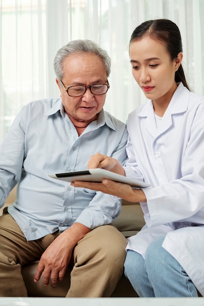 Médecin avec patient à l'aide de tablet pc