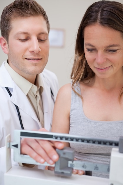 Médecin et patient ajustant l&#39;échelle