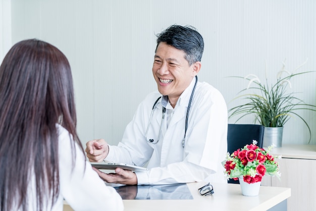 Médecin Et Patient Asiatique Discutent