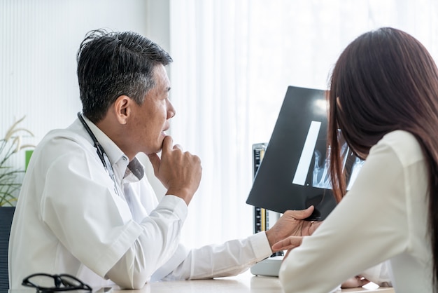 Médecin et patient asiatique discutent