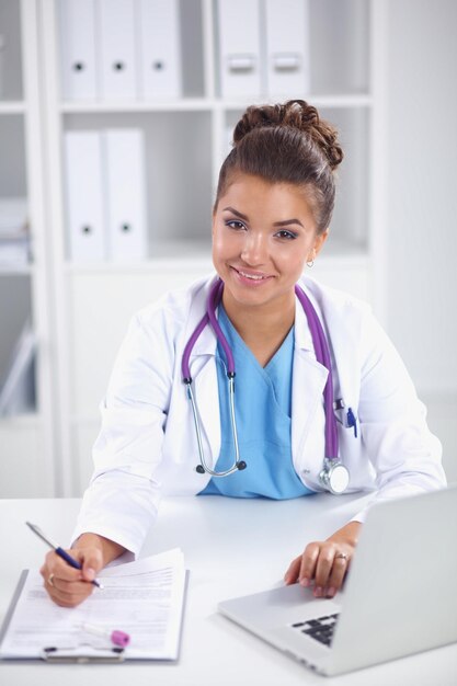 Médecin et patient assis sur le bureau au bureau