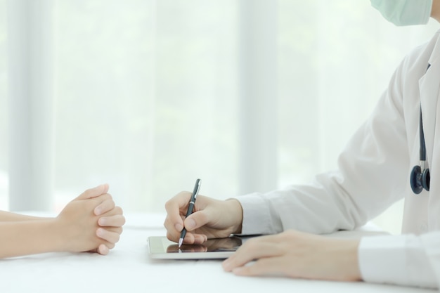 Médecin et patient au bureau