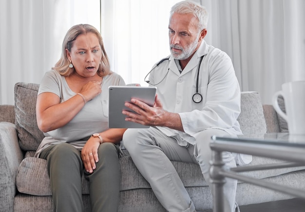 Médecin patient et choc pour les résultats des tests sur tablette rapport médical et analyse des soins de santé assurance-vie et examen en ligne Anxiété de stress et consultation d'une femme surprise en clinique avec technologie