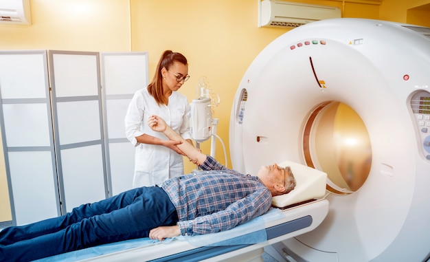 Médecin et patient dans la salle de tomodensitométrie à l'hôpital.