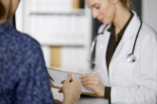 Médecin et patient discutant de l'examen de santé actuel alors qu'ils étaient assis à la clinique. Service médical parfait à l'hôpital. Notion de médecine.