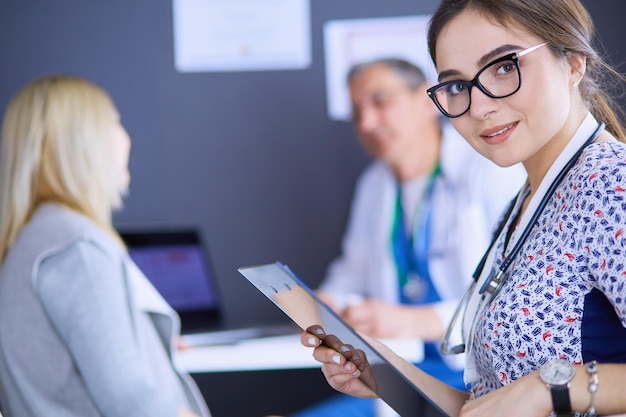 Médecin et patient discutant de quelque chose assis à la table Concept de médecine et de soins de santé