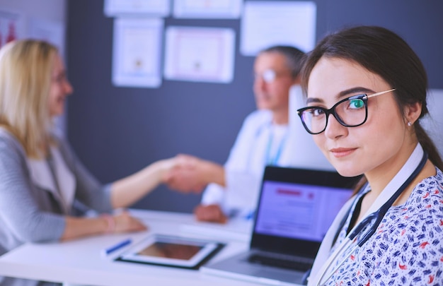 Médecin et patient discutant de quelque chose assis à la table concept de médecine et de soins de santé