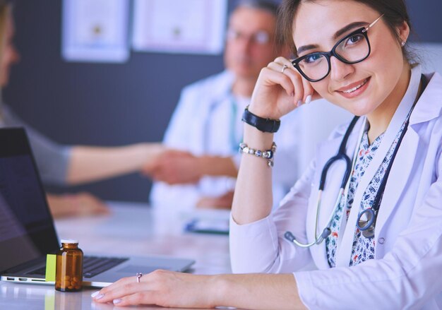 Médecin et patient discutant de quelque chose assis à la table concept de médecine et de soins de santé